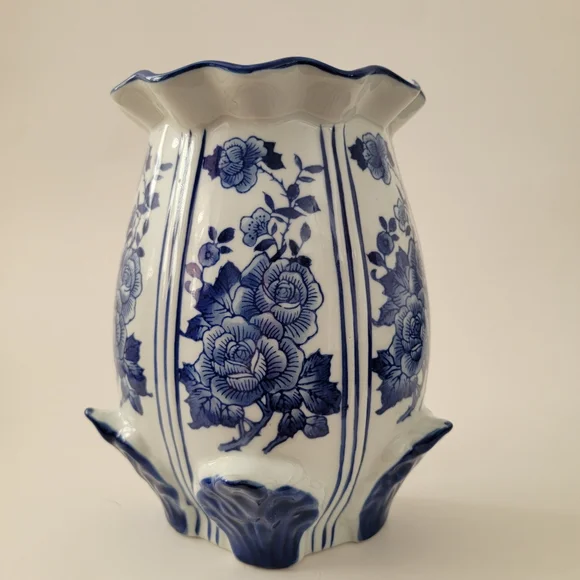 Formalities By Braum Bros. Blue & White Porcelain Floral Wall Pocket Vase Vessel - Picture 10 of 10